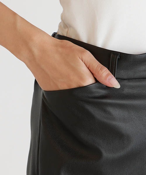 la.f…（ラエフ）の「フェイクレザーワイドクロップドパンツ