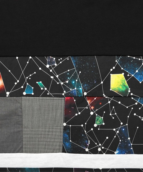 Design Tshirts Store graniph（デザイン　ティーシャツ　ストア　グラニフ）の「ネビュラ｜パッチワークパネルTシャツ(ブラック)（Tシャツ/カットソー・メンズ・ブラック・SMALL/MEDIUM/LARGE/X-LARGE）」の7枚目の写真