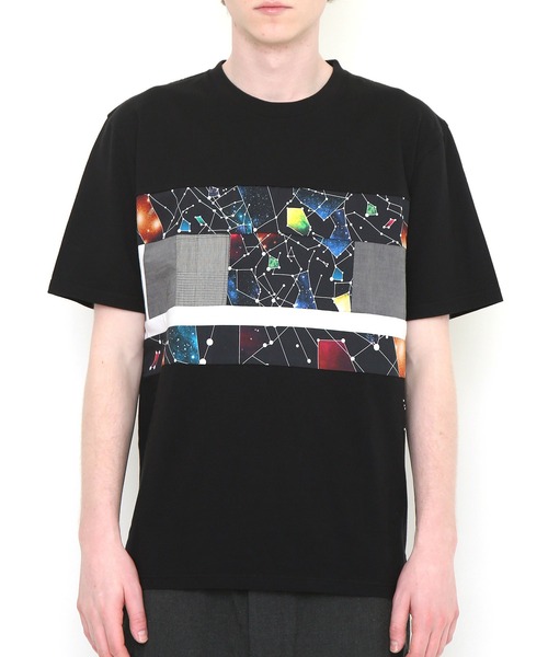 Design Tshirts Store graniph（デザイン　ティーシャツ　ストア　グラニフ）の「ネビュラ｜パッチワークパネルTシャツ(ブラック)（Tシャツ/カットソー・メンズ・ブラック・SMALL/MEDIUM/LARGE/X-LARGE）」の2枚目の写真
