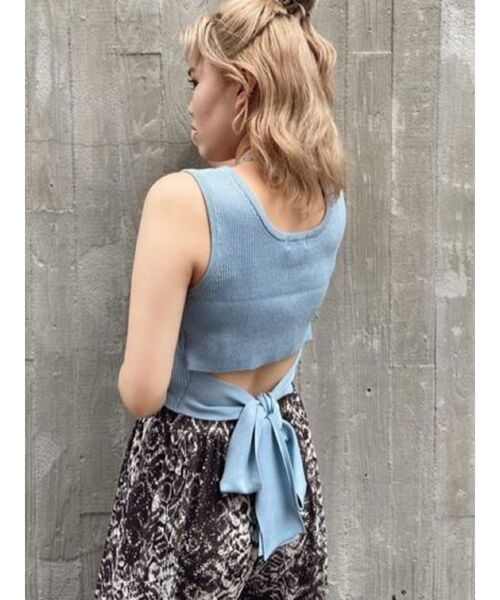 EVRIS（エヴリス）の「バックリボンリブニット（タンクトップ・レディース・ホワイト/ブルー/ブラック/ピンク・FREE）」の4枚目の写真