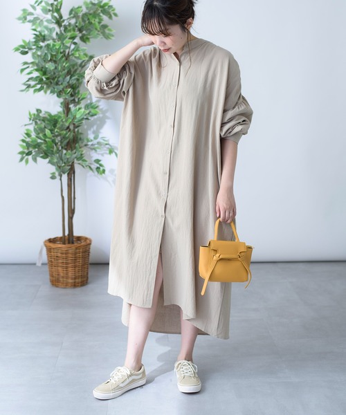 MAISON BREEZE（メゾンブリーズ）の「【MAISON BREEZE】ノーカラーロングシャツワンピース KNF（シャツワンピース・レディース・ベージュ・FREE）」の4枚目の写真