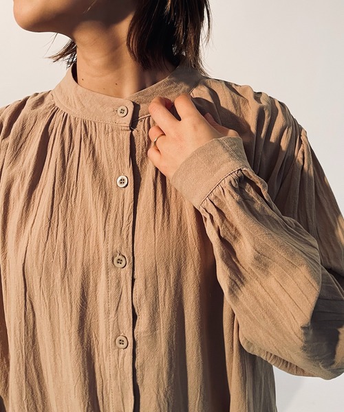 MAISON BREEZE（メゾンブリーズ）の「【MAISON BREEZE】ノーカラーロングシャツワンピース KNF（シャツワンピース・レディース・ベージュ・FREE）」の16枚目の写真