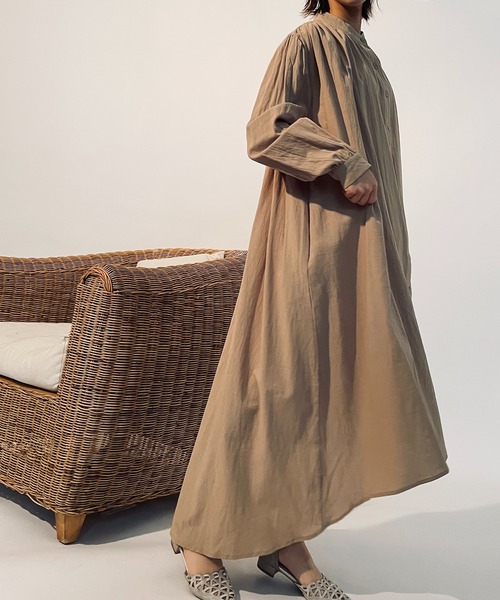 MAISON BREEZE（メゾンブリーズ）の「【MAISON BREEZE】ノーカラーロングシャツワンピース KNF（シャツワンピース・レディース・ベージュ・FREE）」の13枚目の写真