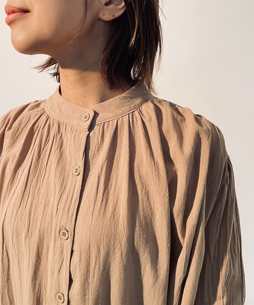 MAISON BREEZE（メゾンブリーズ）の「【MAISON BREEZE】ノーカラーロングシャツワンピース KNF（シャツワンピース・レディース・ベージュ・FREE）」の17枚目の写真