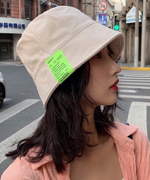 KOR（ケーオーアール）の「ロゴタグ付きバケットハット（ハット・レディース・ホワイト/ブラック/カーキ/アイボリー・FREE）」の2枚目の写真