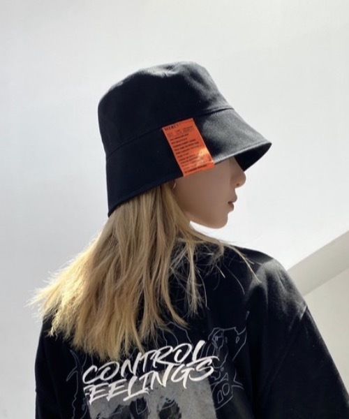 KOR（ケーオーアール）の「ロゴタグ付きバケットハット（ハット・レディース・ホワイト/ブラック/カーキ/アイボリー・FREE）」の3枚目の写真