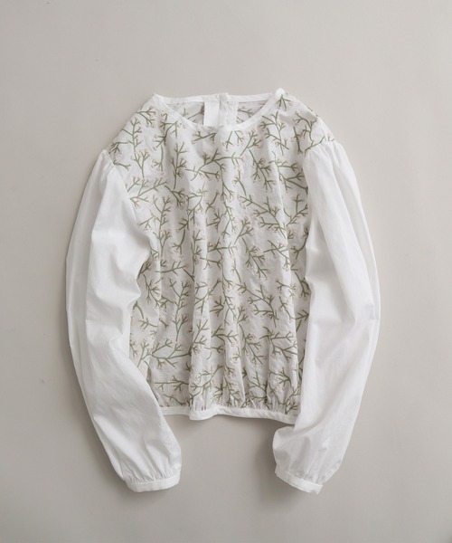 Lene(レネ)の「かすみ草刺しゅう ギャザー袖ブラウス(シャツ/ブラウス・レディース・ホワイト/ブラック・FREE)」の2枚目の写真