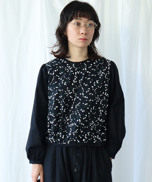 Lene(レネ)の「かすみ草刺しゅう ギャザー袖ブラウス(シャツ/ブラウス・レディース・ホワイト/ブラック・FREE)」の1枚目の写真