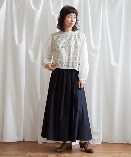 Lene(レネ)の「かすみ草刺しゅう ギャザー袖ブラウス(シャツ/ブラウス・レディース・ホワイト/ブラック・FREE)」の9枚目の写真