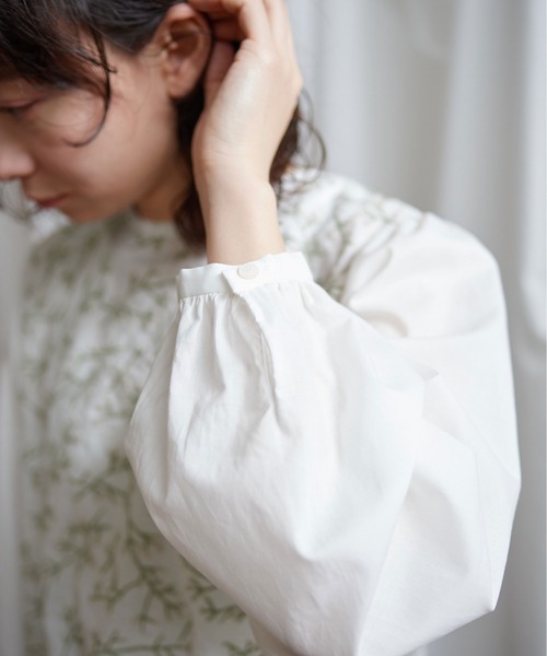 Lene(レネ)の「かすみ草刺しゅう ギャザー袖ブラウス(シャツ/ブラウス・レディース・ホワイト/ブラック・FREE)」の11枚目の写真