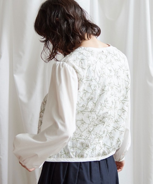 Lene(レネ)の「かすみ草刺しゅう ギャザー袖ブラウス(シャツ/ブラウス・レディース・ホワイト/ブラック・FREE)」の4枚目の写真