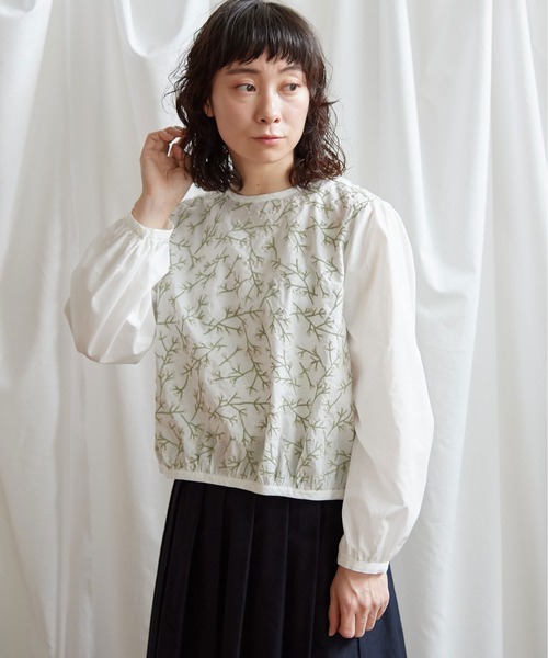 Lene(レネ)の「かすみ草刺しゅう ギャザー袖ブラウス(シャツ/ブラウス・レディース・ホワイト/ブラック・FREE)」の3枚目の写真