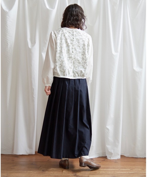 Lene(レネ)の「かすみ草刺しゅう ギャザー袖ブラウス(シャツ/ブラウス・レディース・ホワイト/ブラック・FREE)」の7枚目の写真