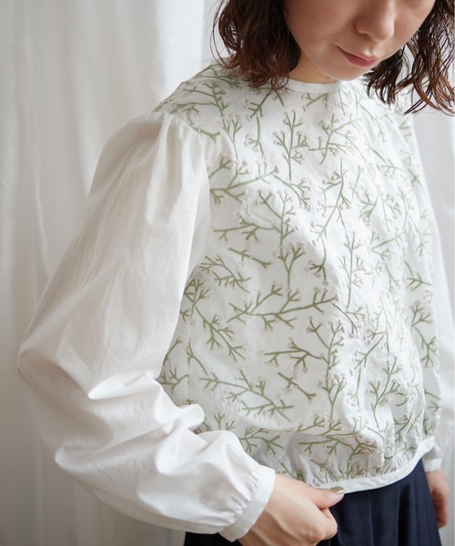 Lene(レネ)の「かすみ草刺しゅう ギャザー袖ブラウス(シャツ/ブラウス・レディース・ホワイト/ブラック・FREE)」の6枚目の写真