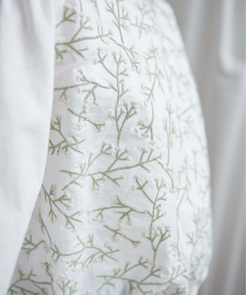 Lene(レネ)の「かすみ草刺しゅう ギャザー袖ブラウス(シャツ/ブラウス・レディース・ホワイト/ブラック・FREE)」の8枚目の写真