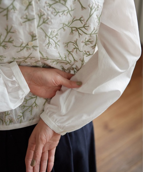 Lene(レネ)の「かすみ草刺しゅう ギャザー袖ブラウス(シャツ/ブラウス・レディース・ホワイト/ブラック・FREE)」の10枚目の写真