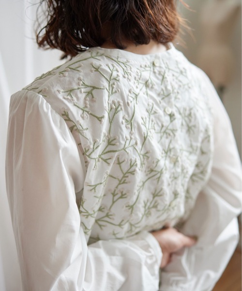 Lene(レネ)の「かすみ草刺しゅう ギャザー袖ブラウス(シャツ/ブラウス・レディース・ホワイト/ブラック・FREE)」の18枚目の写真