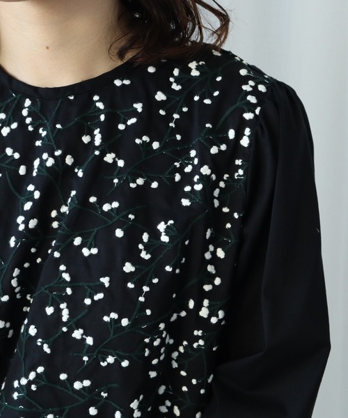 Lene(レネ)の「かすみ草刺しゅう ギャザー袖ブラウス(シャツ/ブラウス・レディース・ホワイト/ブラック・FREE)」の14枚目の写真