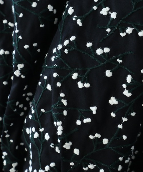 Lene(レネ)の「かすみ草刺しゅう ギャザー袖ブラウス(シャツ/ブラウス・レディース・ホワイト/ブラック・FREE)」の17枚目の写真