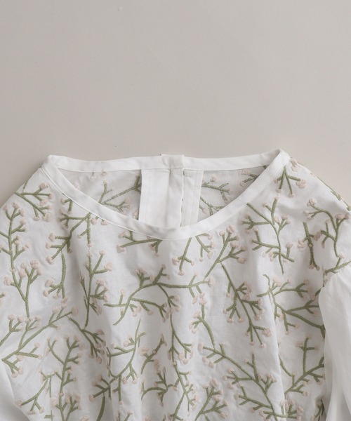 Lene(レネ)の「かすみ草刺しゅう ギャザー袖ブラウス(シャツ/ブラウス・レディース・ホワイト/ブラック・FREE)」の20枚目の写真