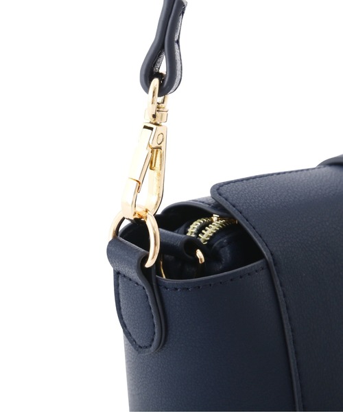 NATURAL BEAUTY BASIC（ナチュラルビューティーベーシック）の「プルアップメタルミニショルダー（ショルダーバッグ・レディース・ネイビー/オフホワイト/マスタード・ﾌﾘ-）」の10枚目の写真