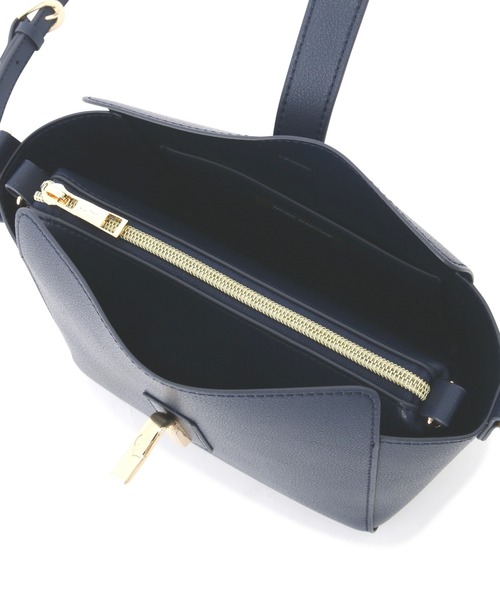 NATURAL BEAUTY BASIC（ナチュラルビューティーベーシック）の「プルアップメタルミニショルダー（ショルダーバッグ・レディース・ネイビー/オフホワイト/マスタード・ﾌﾘ-）」の8枚目の写真