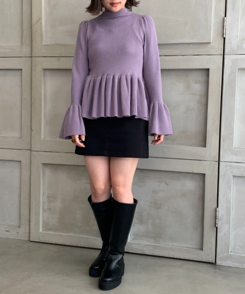 moment+（モーメントプラス）の「12G ペプラムフリル モックネックニットプルオーバー（ニット/セーター・レディース・ブラック/パープル/ライトベージュ・FREE）」の4枚目の写真