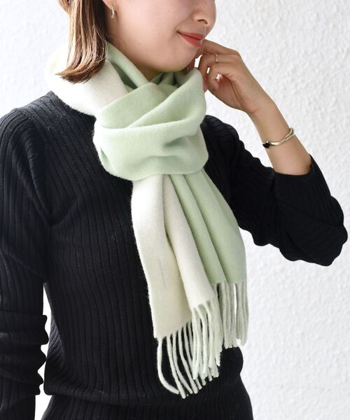 SHIPS(シップス)の「ソリッドカシミヤリバーシブルマフラー◆(マフラー・レディース・オフホワイト/クリーム/ライトグリーン/ネイビー/ライトブルー/ピンク・ONE SIZE)」の4枚目の写真