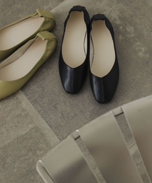 SENSE OF PLACE by URBAN RESEARCH（センスオブプレイスバイアーバンリサーチ）の「スクエアトウセンターシームフラットシューズ（その他シューズ・レディース・ブラック/アイボリー/ライトカーキ/ライトブラウン・SMALL/MEDIUM/LARGE）」の3枚目の写真