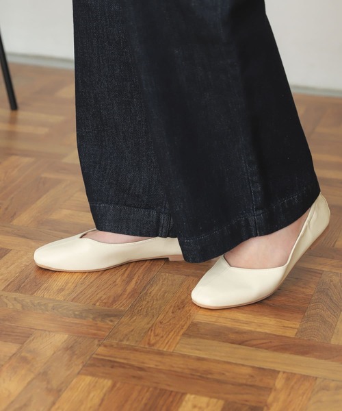 SENSE OF PLACE by URBAN RESEARCH（センスオブプレイスバイアーバンリサーチ）の「スクエアトウセンターシームフラットシューズ（その他シューズ・レディース・ブラック/アイボリー/ライトカーキ/ライトブラウン・SMALL/MEDIUM/LARGE）」の5枚目の写真