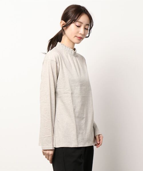 Samansa Mos2（サマンサ モスモス）の「襟スモッキングスタンドネックカットソー（Tシャツ/カットソー・レディース・イエロー/オフホワイト/ブラック/ベージュ・ﾌﾘ-）」の5枚目の写真