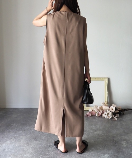 Riberry(リベリー)の「キーネックジャンパースカート(ジャンパースカート・レディース・ブラック/ダークグリーン/ベージュ・MEDIUM)」の11枚目の写真