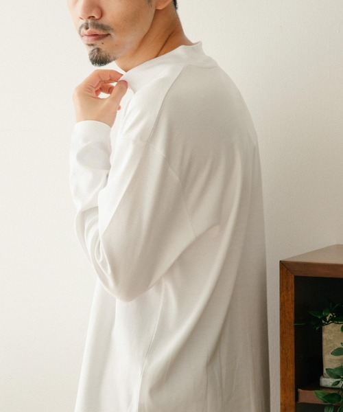 ITEMS URBANRESEARCH（アイテムズ アーバンリサーチ）の「シルケットスムース モックネックカットソー（Tシャツ/カットソー・メンズ・ブラック/グレー系その他/ホワイト・MEDIUM/LARGE）」の4枚目の写真