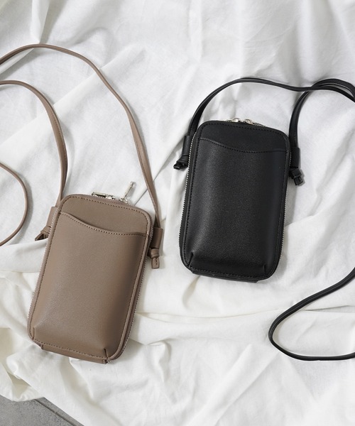 IAMUSE（アイアミューズ）の「スマホポケット付きマルチミニショルダーバッグ R0352【IAMUSE】（ショルダーバッグ・レディース・ブラック/オレンジ/グリーン/アイボリー/ライラック/グレイッシュベージュ・FREE）」の4枚目の写真