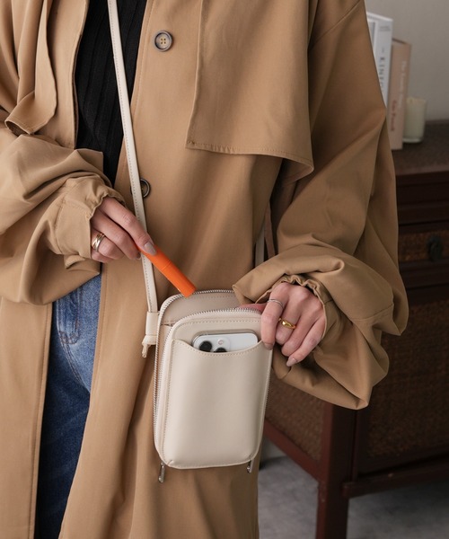 IAMUSE（アイアミューズ）の「スマホポケット付きマルチミニショルダーバッグ R0352【IAMUSE】（ショルダーバッグ・レディース・ブラック/オレンジ/グリーン/アイボリー/ライラック/グレイッシュベージュ・FREE）」の2枚目の写真