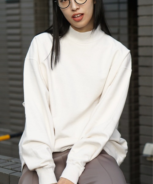 NutmegMills（ナツメグミルズ）の「NUTMEG MILLS/ナツメグミルズ 90S CLASSIC HIGH NECK SWEAT PIGMENT クラシックハイネックスウェットピグメントユニセックス（スウェット・メンズ・ダークブラウン/グリーン/パープル/オフホワイト/ダークネイビー・MEDIUM/LARGE）」の2枚目の写真