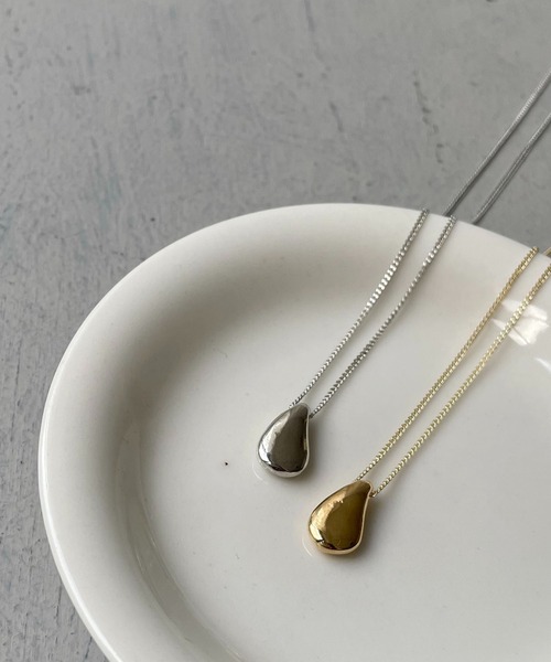 cheriella（シェリエラ）の「【cheriella】ボリュームドロップモチーフネックレス（ネックレス・レディース・シルバー/ゴールド・FREE）」の4枚目の写真