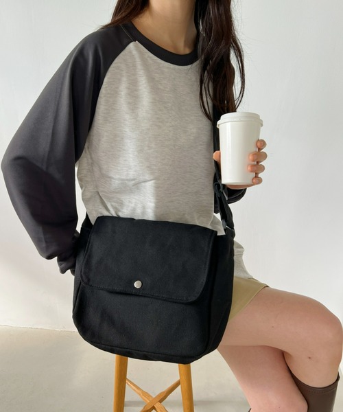 CLEA(クレア)の「【A4サイズ対応】フラップキャンバススクエアショルダーバッグ(ショルダーバッグ・レディース・ブラック/アイボリー/グリーン・FREE)」の5枚目の写真