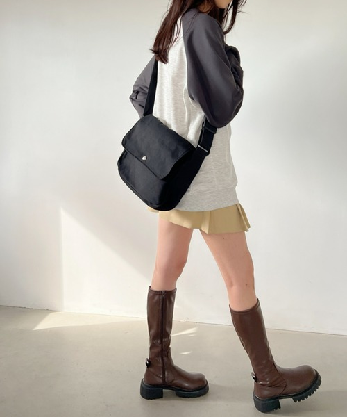 CLEA(クレア)の「【A4サイズ対応】フラップキャンバススクエアショルダーバッグ(ショルダーバッグ・レディース・ブラック/アイボリー/グリーン・FREE)」の16枚目の写真