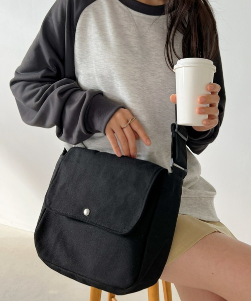 CLEA(クレア)の「【A4サイズ対応】フラップキャンバススクエアショルダーバッグ(ショルダーバッグ・レディース・ブラック/アイボリー/グリーン・FREE)」の8枚目の写真