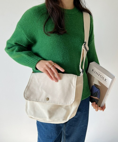 CLEA(クレア)の「【A4サイズ対応】フラップキャンバススクエアショルダーバッグ(ショルダーバッグ・レディース・ブラック/アイボリー/グリーン・FREE)」の4枚目の写真