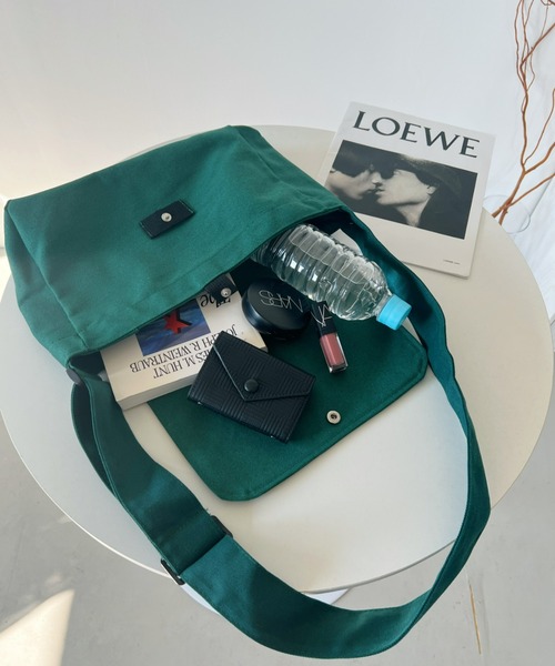 CLEA(クレア)の「【A4サイズ対応】フラップキャンバススクエアショルダーバッグ(ショルダーバッグ・レディース・ブラック/アイボリー/グリーン・FREE)」の9枚目の写真