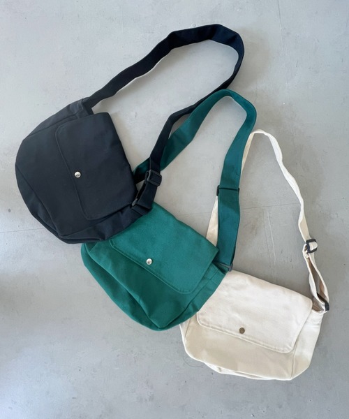 CLEA(クレア)の「【A4サイズ対応】フラップキャンバススクエアショルダーバッグ(ショルダーバッグ・レディース・ブラック/アイボリー/グリーン・FREE)」の12枚目の写真