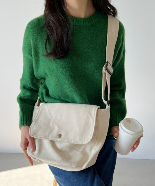 CLEA(クレア)の「【A4サイズ対応】フラップキャンバススクエアショルダーバッグ(ショルダーバッグ・レディース・ブラック/アイボリー/グリーン・FREE)」の7枚目の写真