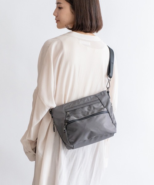 【極美品】PEZZETTINO ショルダーバック セール】10ポケットナイロンショルダーバッグ（ショルダーバッグ