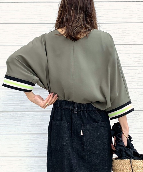 Q（キュー）の「ドルマンリブ５分袖トップス（シャツ/ブラウス・レディース・ブラック/オリーブ・MEDIUM）」の13枚目の写真