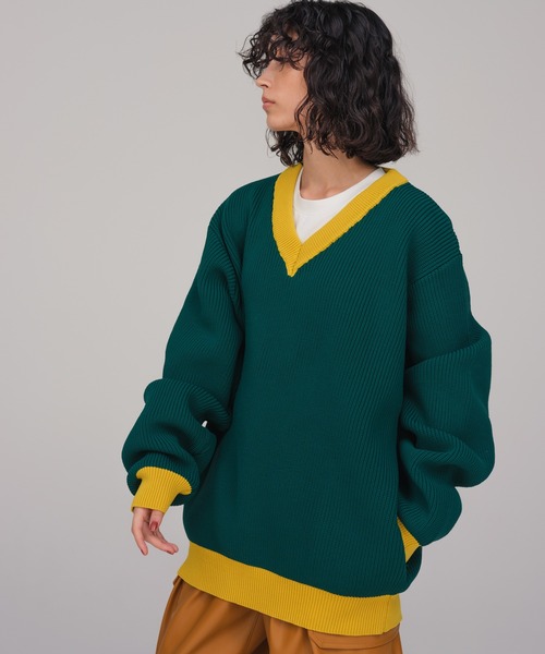 ADAM ET ROPE'（アダムエロペ）の「《WEB限定》【LOGAN/ローガン 別注】カレッジニット Vネック オーバーシルエット/ワッペン付 / ユニセックス / サスティナブル（ニット/セーター・メンズ・ブラック系その他/ホワイト/グリーン・L/M）」の19枚目の写真