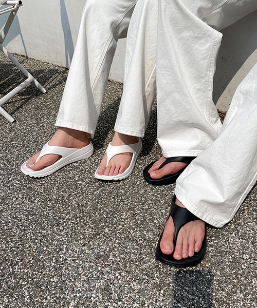 shopnikoniko(ショップニコニコ)の「トングサンダル フラット ボリューム ビーチサンダル 厚底(サンダル・レディース・ブラック/ホワイト・S/M/L)」の3枚目の写真