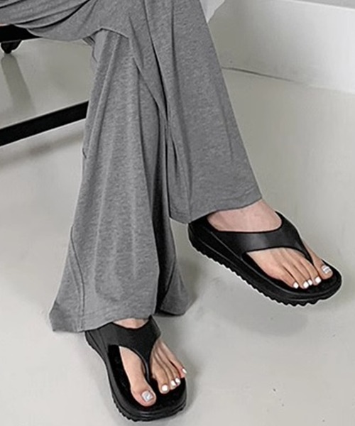 shopnikoniko(ショップニコニコ)の「トングサンダル フラット ボリューム ビーチサンダル 厚底(サンダル・レディース・ブラック/ホワイト・S/M/L)」の7枚目の写真