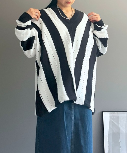 Jewelobe(ジュエローブ)の「バイアスストライプオーバーサイズニットプルオーバー(ニット/セーター・レディース・ブラックミックス・FREE)」の2枚目の写真